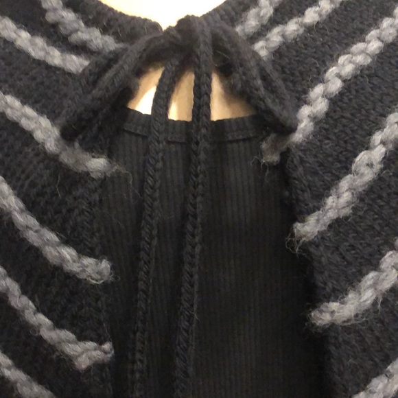 Minete Wool Capelet - Picture 3 of 9